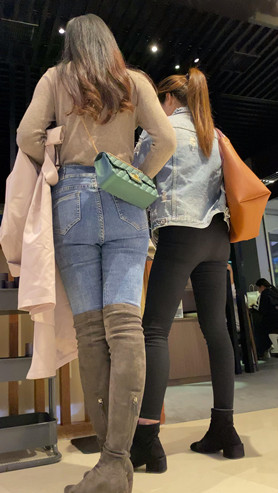 两个买衣服的紧身小姐姐