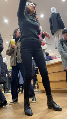 黑色牛仔裤美妇