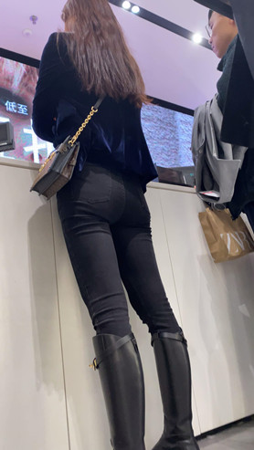 黑靴紧牛MM