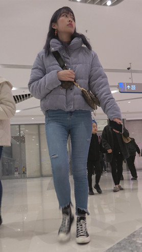 商场里的蓝牛小美女