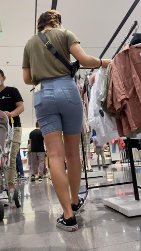 漂亮的牛仔裤马尾小姐姐