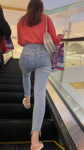 漂亮的紧身高腰牛仔兔牙女孩