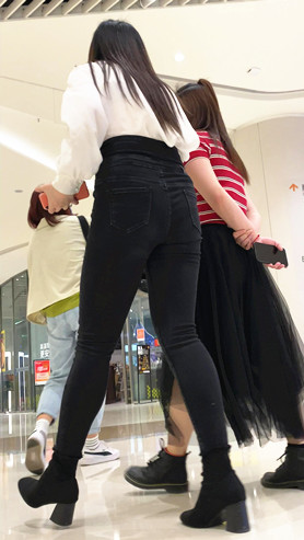 高腰黑牛仔裤美女