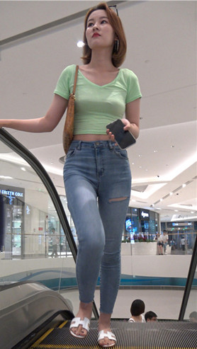 牛仔紧身丰腴美女