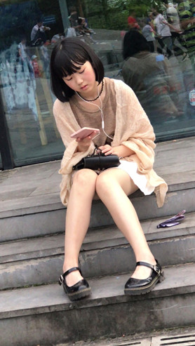 青涩的白色百褶裙小妹