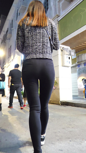 夜拍黑裤紧身小姐姐