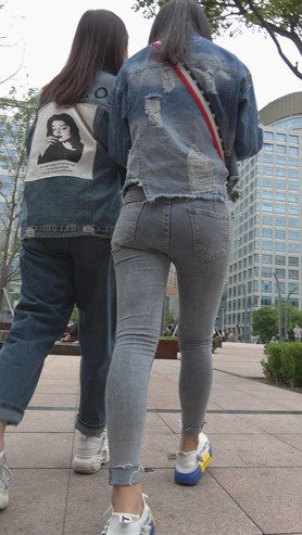 紧身牛仔装小妹