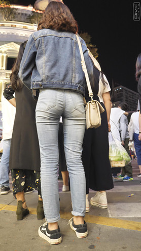 牛仔装卷发小姐姐