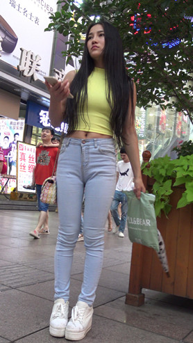 牛仔紧身裤长发美女