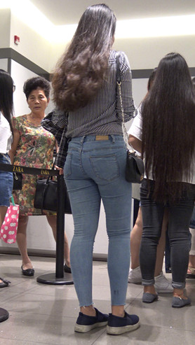 买衣服的牛仔裤妹子
