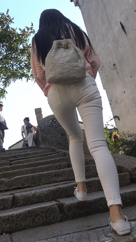 背着包包的白裤妹子