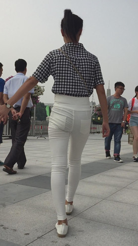 白色高腰紧身裤妹子