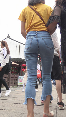 蓝色紧身高腰牛仔妹子