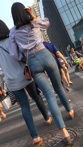 紧身蓝色牛仔裤小姐姐