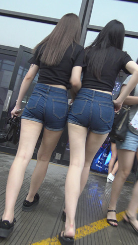 两个牛仔热裤小姐姐
