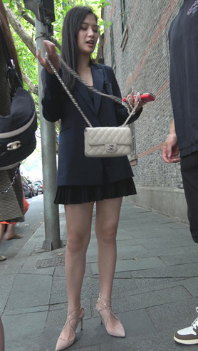 黑色短裙美女