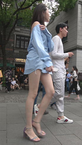 蓝色连体衣小姐姐