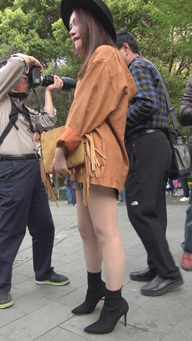 戴着黑色帽子的漂亮美女