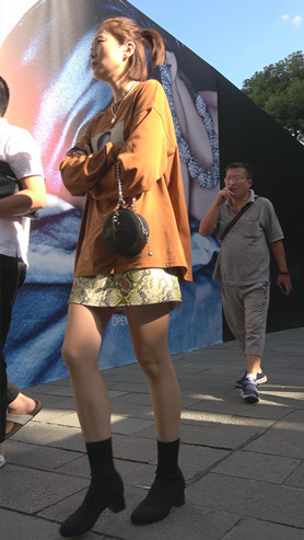 蛇皮短裙美妇