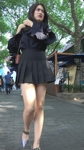 漂亮的黑色短裙小姐姐