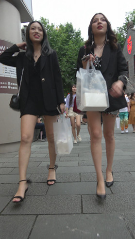 两个漂亮的美女小姐姐