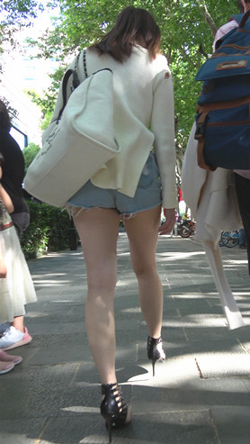 白嫩美腿牛仔热裤小姐姐