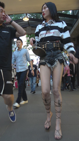 漂亮的长腿黑色热裤美女