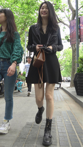 街拍黑裙小姐姐