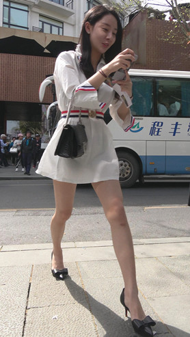 白色连衣裙长腿美女