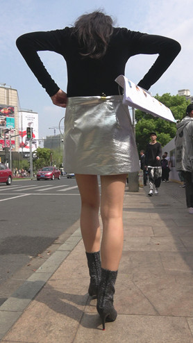 银色皮裙美女