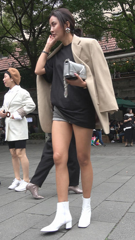 很有自信的白色短靴MM