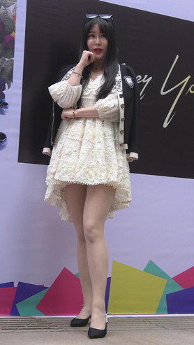 白色连衣裙肉丝美女