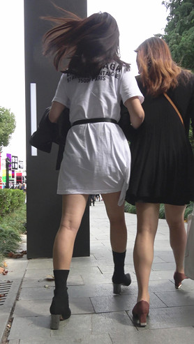 白色连衣裙裸腿小姐姐