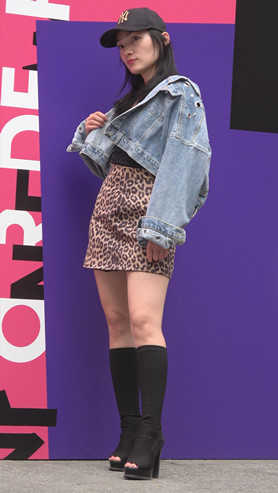 戴着鸭舌帽的豹纹裙美女
