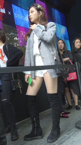 黑色高靴短发美女