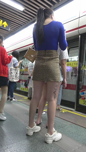 地铁上的豹纹高腰裙美女