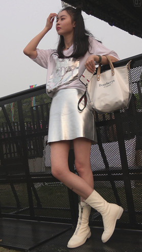 银色皮裙美女