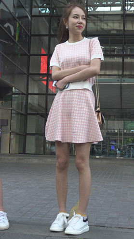 街拍粉裙美女