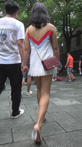 吊带连体裙妹子