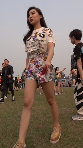 漂亮的高腰短裤美女