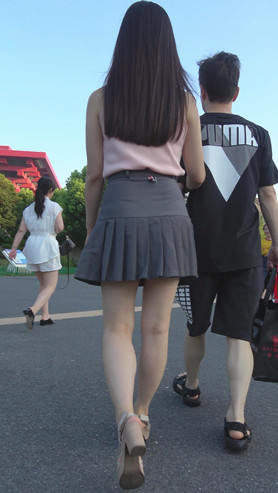 灰色高腰百褶裙妹子
