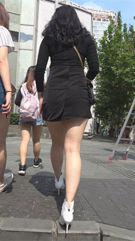 白色高跟黑短裙妹子