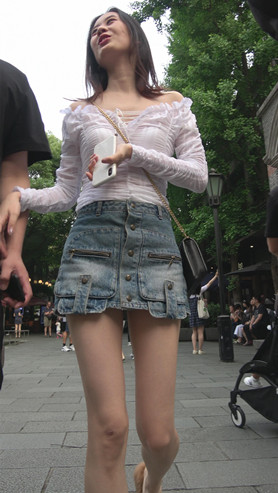 街拍漂亮的牛仔裙美女