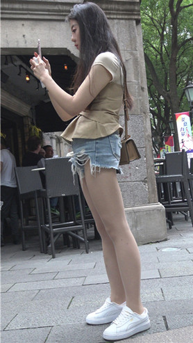 宽松的牛仔短裤妹子