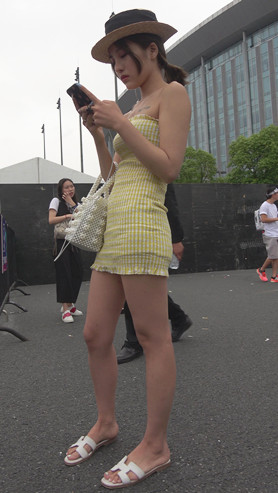 一字抹胸连体裙美女