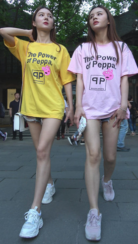 漂亮的双胞胎美女