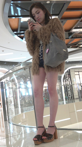玩手机的长腿小仙女