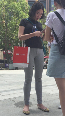 灰裤短发小姐姐