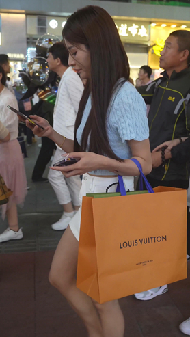 逛街的美女