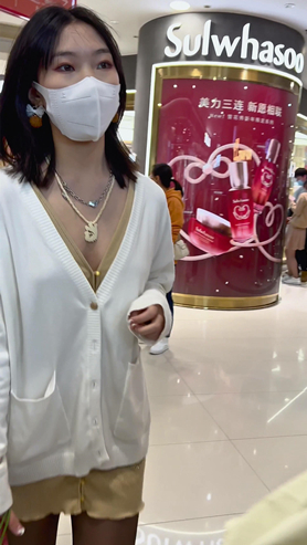 V领小姐姐